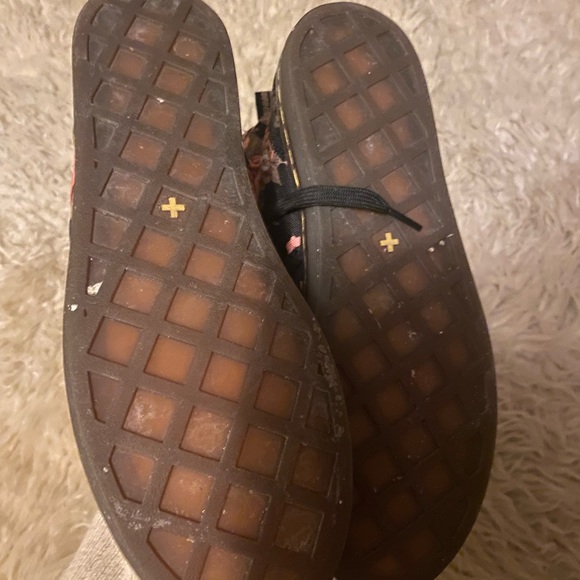 Doc Martin’s Air Wair Size 9 Black with Floral pattern - Picture 2 of 3